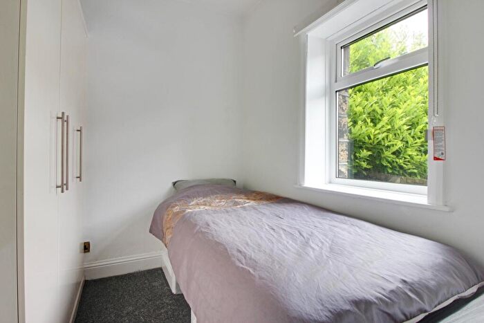 1 Bedroom Cottage For Sale In Stones Bank, Ripponden, HX6