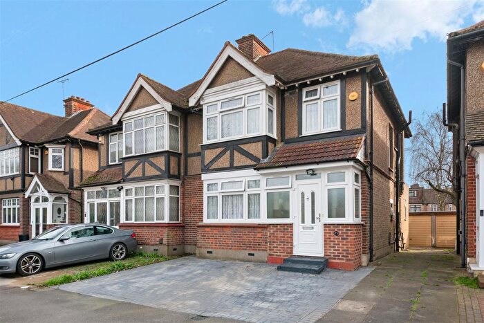 3 Bedroom Semi Detached House For Sale In Freemans Lane, Hayes, UB3