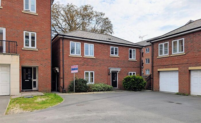 2 Bedroom Maisonette For Sale In Harescombe Drive, Gloucester, GL1