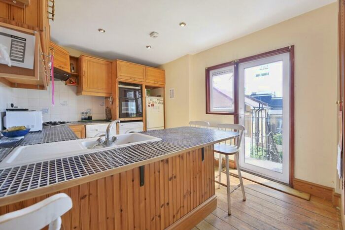 3 Bedroom Flat To Rent In Wightman Road, Finsbury Park, N4