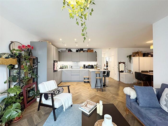 3 Bedroom Flat To Rent In Hodge House, Granville Road, London, NW6