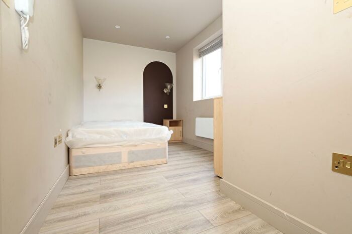 Studio To Rent In Glenister Park Road, London, SW16