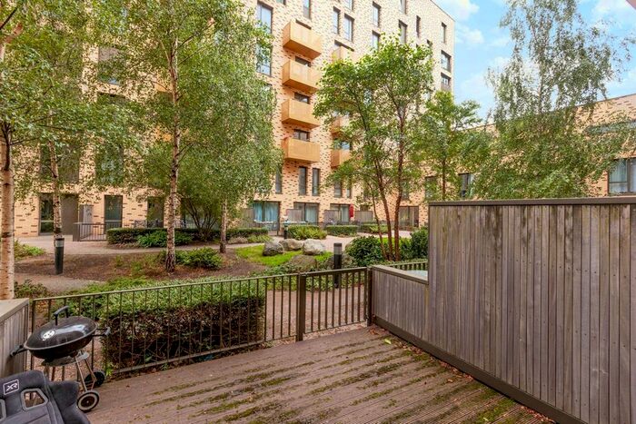 3 Bedroom Flat To Rent In Nelson Walk, Bow, London, E3
