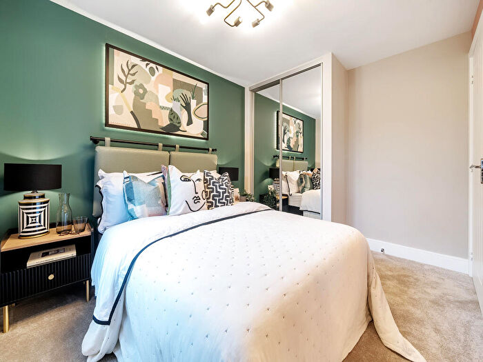 3 Bedroom Semi-Detached House For Sale In Greenham Road, Newbury, Berkshire, RG14