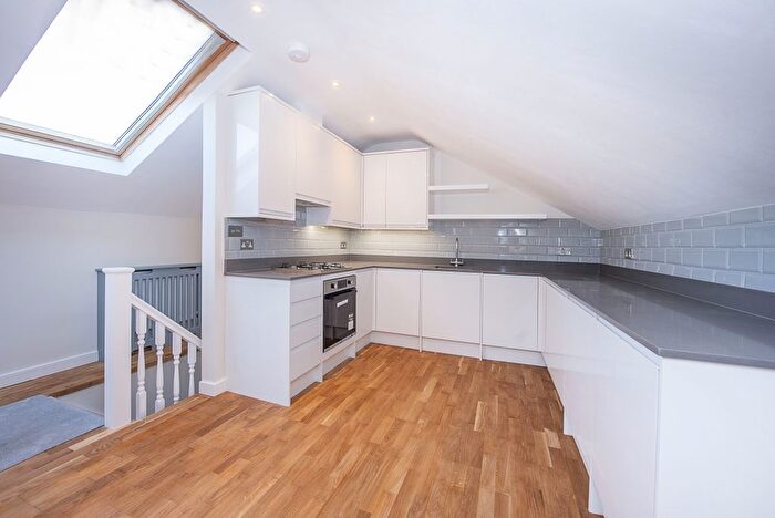 3 Bedroom Flat To Rent In Hampton Road, Teddington, TW11