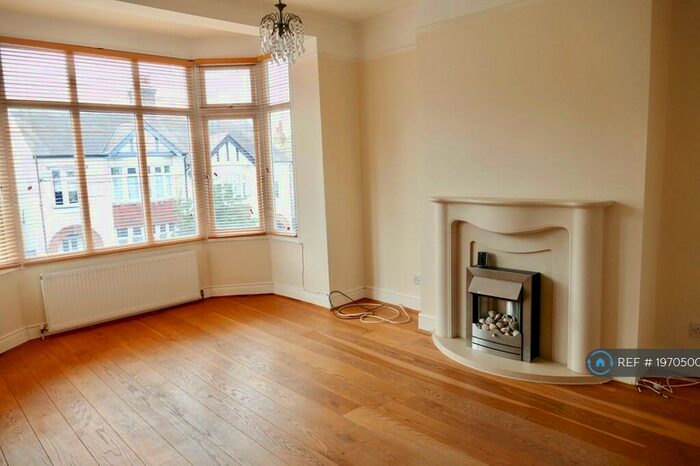 1 Bedroom Flat To Rent In Oakleigh Park Drive, Leigh-On-Sea, SS9