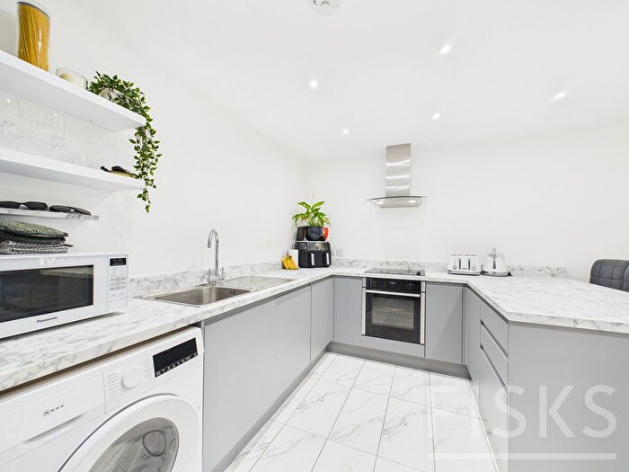 2 Bedroom Flat For Sale In Halle Mews, Benfleet, SS7