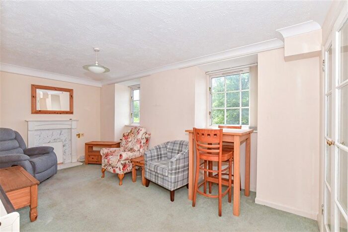 1 Bedroom Flat For Sale In The Causeway, Canterbury, Kent, CT1