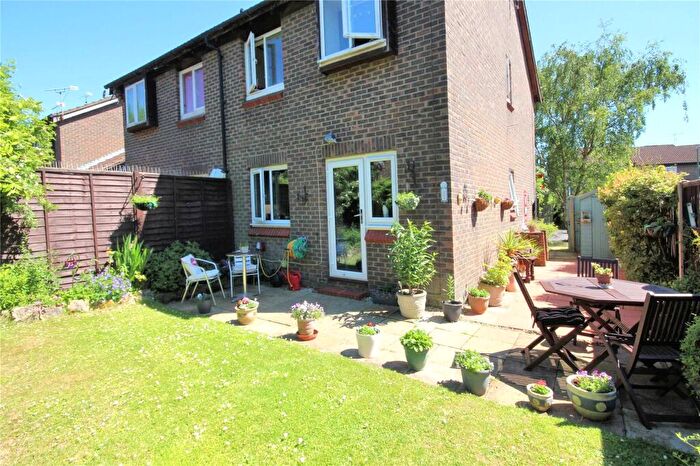 1 Bedroom Flat For Sale In Willowmead Close, Woking, Surrey, GU21