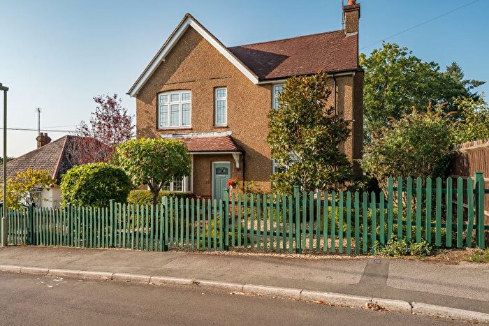 3 Bedroom Detached House For Sale In New Road, Whitehill, GU35