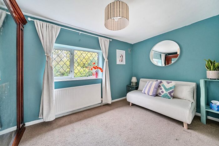 3 Bedroom Semi-Detached House For Sale In Weir Road, Hampshire, RG27