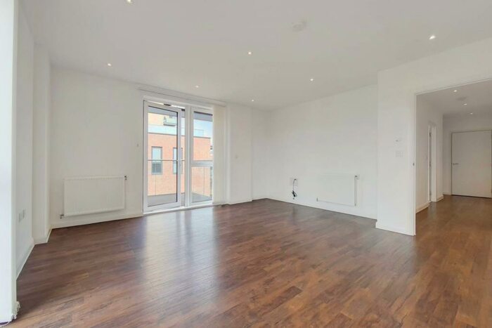 2 Bedroom Flat To Rent In Hallington Court, Edgware, HA8