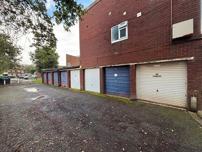 2 Bedroom Apartment For Sale In Waterfields, Leatherhead, KT22