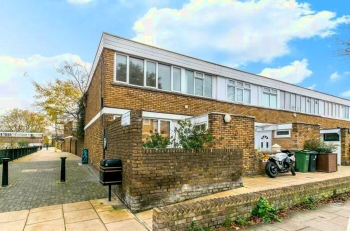 2 Bedroom Flat To Rent In Meadow Road, London, SW8