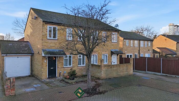 3 Bedroom Semi-Detached House To Rent In Camelot Close, London, SE28