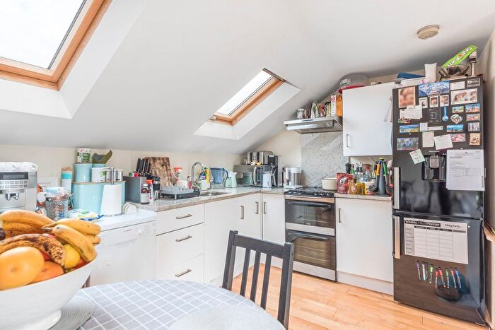 2 Bedroom Flat For Sale In Cobbold Road, Wendell Park, Shepherd's Bush, W12