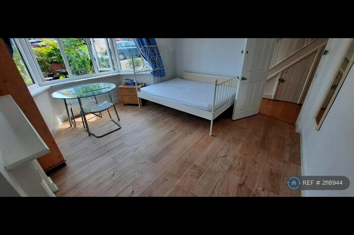 1 Bedroom Flat To Rent In The Ridgeway, London, NW9