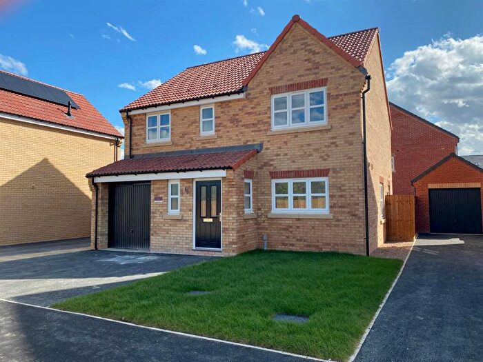 4 Bedroom Semi-Detached House For Sale In Kings Meadow, Fernwood, Newark, NG24