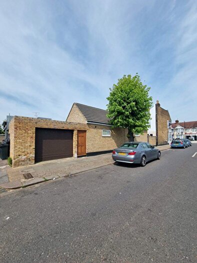 5 Bedroom End Of Terrace House For Sale In Ordnance Road, Enfield, EN3