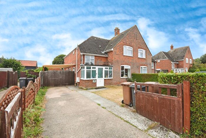 3 Bedroom Semi-Detached House For Sale In Lingwood Close, Danbury, Chelmsford, CM3