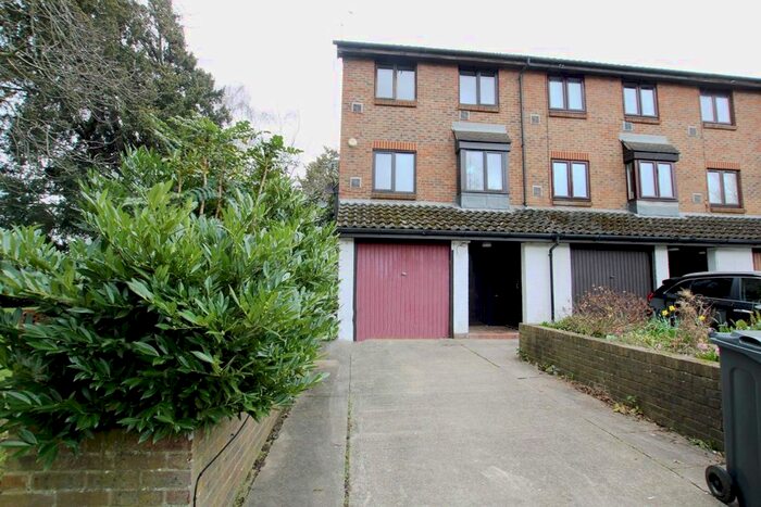 5 Bedroom Property To Rent In Wyke Close, Isleworth, TW7