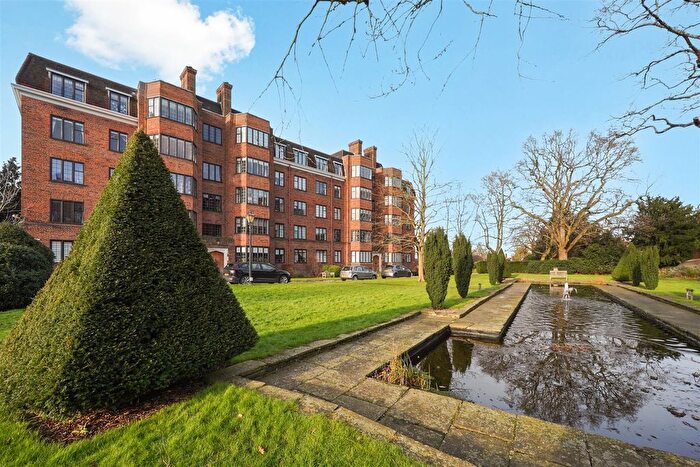 3 Bedroom Flat For Sale In Manor Fields, London, SW15