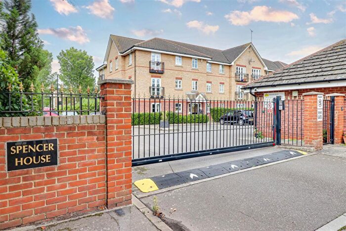 2 Bedroom Flat For Sale In Ensign Close, Leigh-On-Sea, SS9