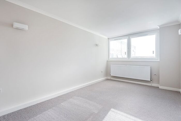 2 Bedroom Flat To Rent In Masons Hill, Bromley, Kent, BR2