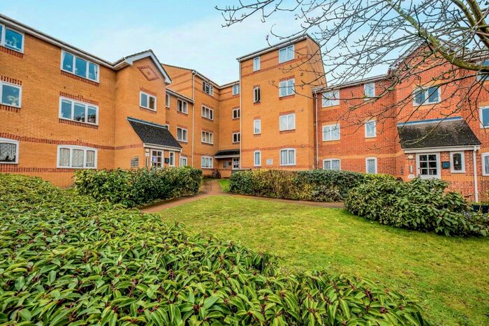 2 Bedroom Flat To Rent In Ascot Court, GU11