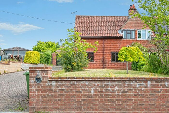 3 Bedroom Semi Detached House For Sale In New Road, Reepham, Norwich, NR10