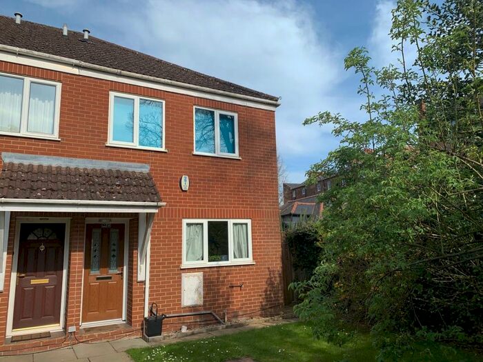 3 Bedroom Semi-Detached House To Rent In Epping Close, Reading, RG1