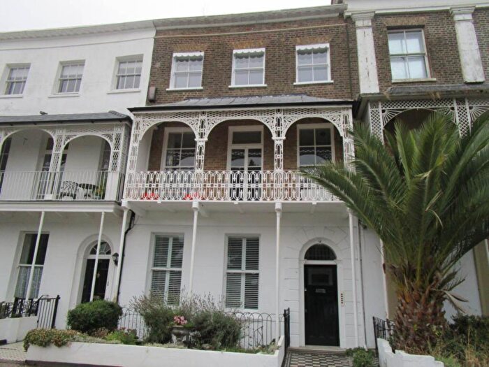 1 Bedroom Flat For Sale In Royal Terrace, Southend On Sea, SS1