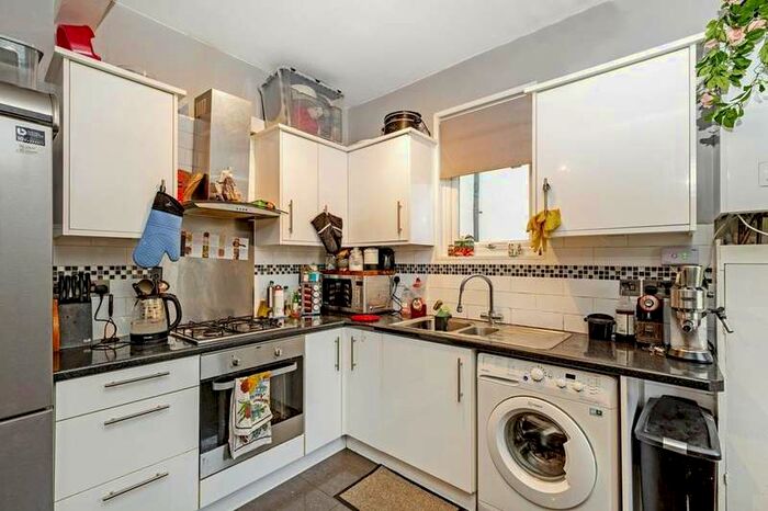 3 Bedroom Flat To Rent In Robinson Road, London SW17