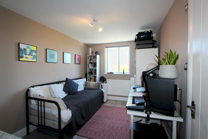 Studio To Rent In Hamilton Road, London, NW11