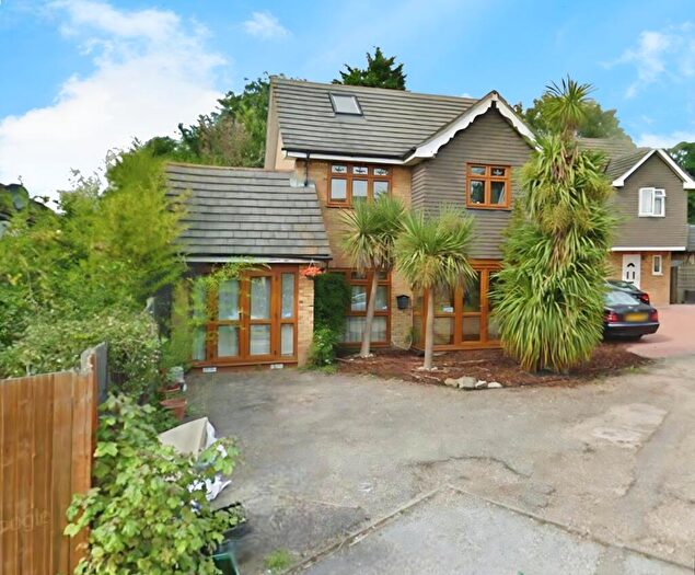 3 Bedroom Detached House For Sale In Carswell Close, Ilford, Essex, IG4