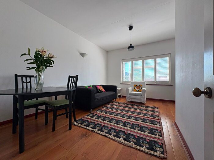 1 Bedroom Flat To Rent In Burlington Road, Isleworth, TW7