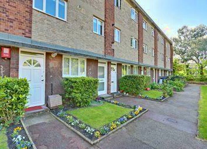 2 Bedroom Maisonette To Rent In Park Farm Close, East Finchley, N2