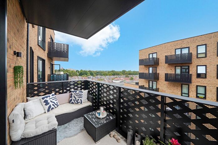2 Bedroom Flat To Rent In Sarsen House, Hanwell, W7