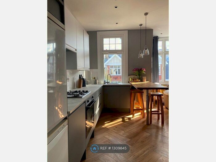 2 Bedroom Flat To Rent In Pendle Road, London SW16