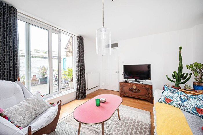 2 Bedroom Flat For Sale In Chambord Street, Bethnal Green, London, E2