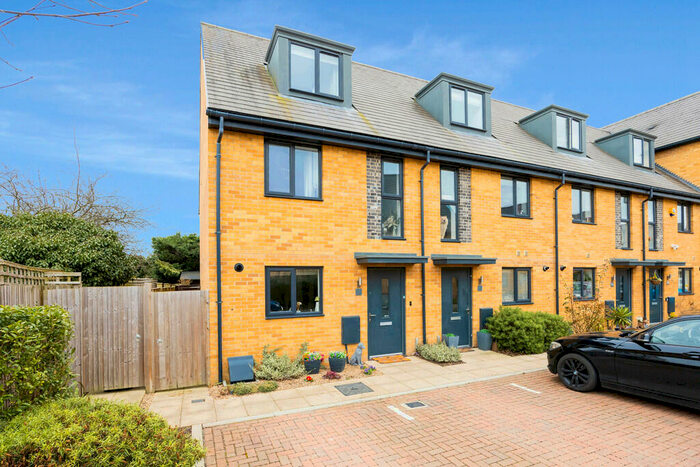 3 Bedroom End Of Terrace House To Rent In Tala Close, Surbiton, KT6