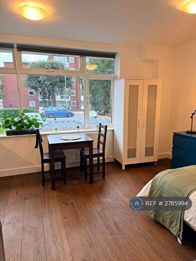 Studio To Rent In Ballards Lane, London, N3