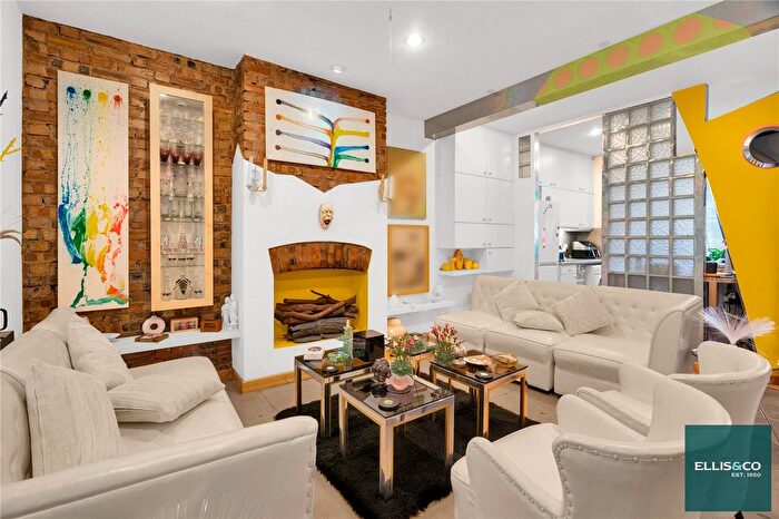 3 Bedroom Terraced House For Sale In Hamilton Road, Golders Green, NW11