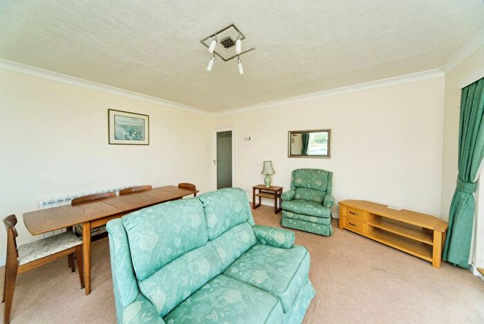 2 Bedroom Flat For Sale In West Parade, Bexhill-On-Sea, TN39