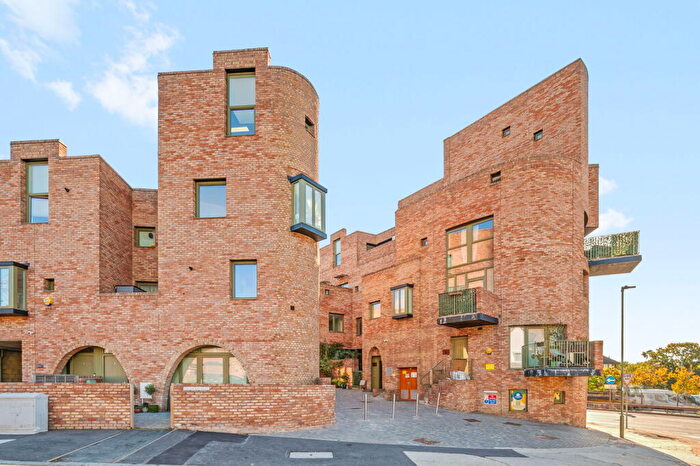 2 Bedroom Penthouse For Sale In Edgewood Mews, Finchley, N3