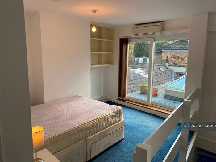 1 Bedroom Flat To Rent In Queens Road, Hersham, Walton-On-Thames, KT12