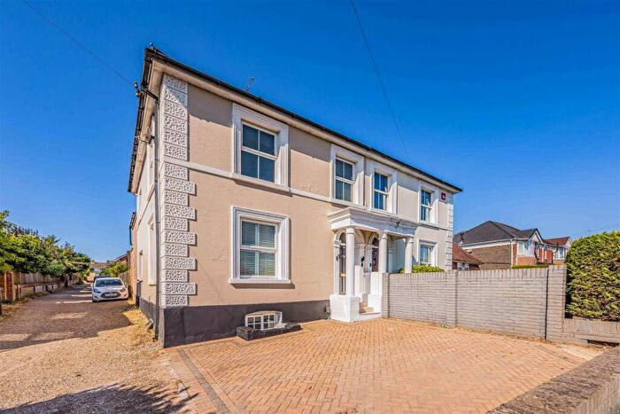 3 Bedroom Semi-Detached House For Sale In Stakes Hill Road, Waterlooville, PO7