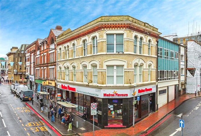 2 Bedroom Apartment For Sale In Abbey Square, Reading, Berkshire, RG1