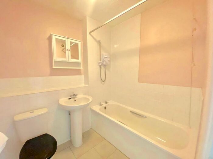 2 Bedroom Flat To Rent In Riverside Steps, St. Annes Park, Bristol, BS4