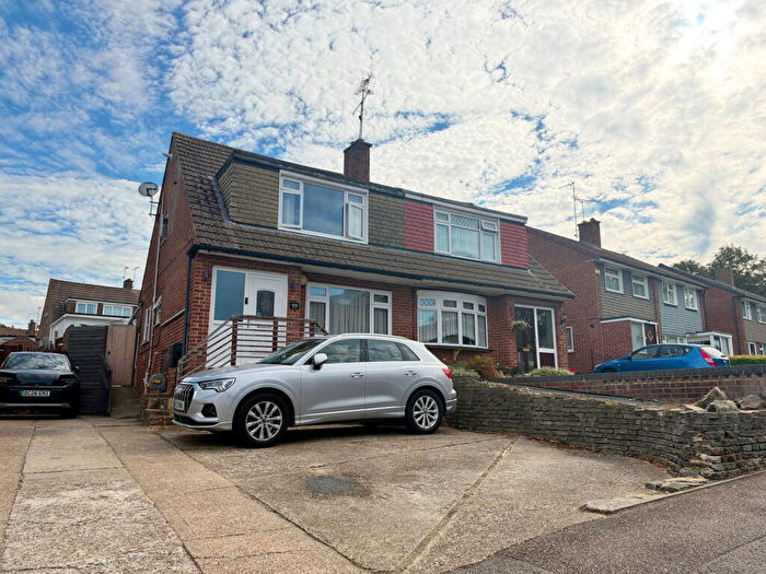 3 Bedroom Semi Detached House For Sale In Lovely Three Bedroom Semi Detached Home Close To Schools And Train Station - Pump Lane Rainham, ME8